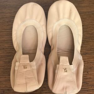 Yosi Samra nude leather packable ballet flat. Sz8
